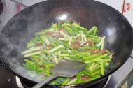 美味的蒜薹土豆条做法图解8)