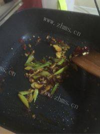 美味的麻辣香锅鸡翅做法图解8)