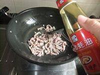 家常菜肉丝炒木耳做法图解7)