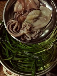 喷香的韭菜炒鱿鱼做法图解1)