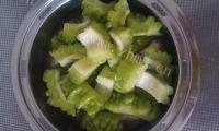 家常菜苦瓜黄豆排骨汤做法图解2)