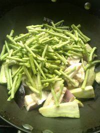 开胃的豆角炒茄子做法图解6)