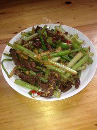 家常菜芹菜炒牛肉