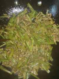 家常菜芹菜炒肉丝