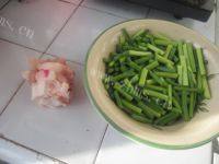 家常菜蒜台炒肉做法图解1)