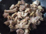 茶树菇炖鸡做法图解4)