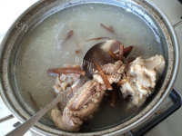 美味的红参根筒骨汤做法图解9)