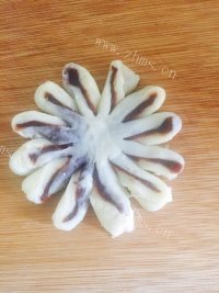 诱人的豆沙菊花酥做法图解19)