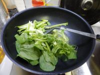 健康的油菜炒蟹味菇做法图解5)