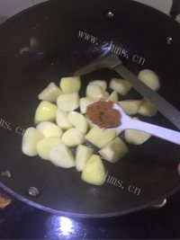 好吃的红烧土豆做法图解3)