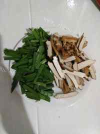 家常菜韭菜炒豆干做法图解2)