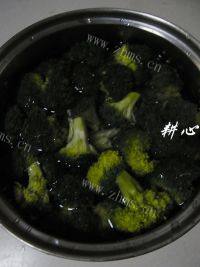 家常菜西兰花炒鲜鱿做法图解4)