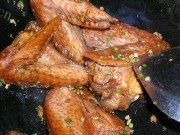 美味的香菇啤酒鸡翅做法图解4)