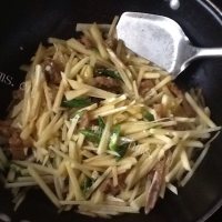 家常菜土豆炒肉丝做法图解7)