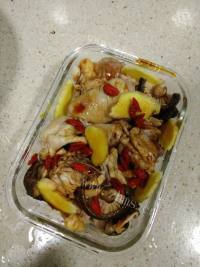 滋补的枸杞香菇蒸鸡腿做法图解4)