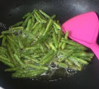 美味营养的干煸豆角做法图解1)