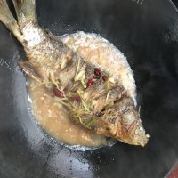 家家必学红烧鲤鱼做法图解8)