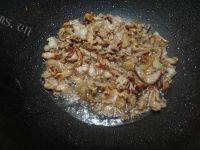 常吃不腻的荷兰豆炒肉做法图解9)