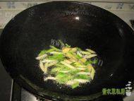 家常菜腊肉炒芹菜做法图解4)