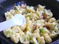 诱人的菜花炒肉片做法图解6)