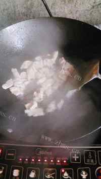 香气浓郁的芦蒿炒肉丝做法图解3)