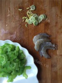 家常:苦瓜虾仁滑蛋做法图解3)