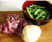 豆角土豆炖排骨做法图解1)
