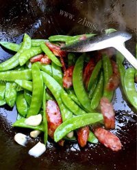 易做的荷兰豆炒腊肠做法图解4)