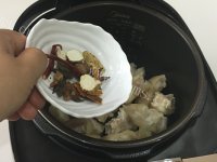 营养的香菇黄豆炖猪蹄的做法图解七