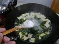 裙带菜豆腐汤做法图解6)
