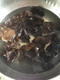 美味的竹芛莲菜炒肉做法图解5)