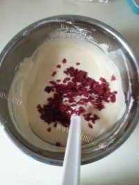 好吃的香蕉蔓越莓戚风做法图解10)