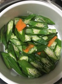诱人的秋葵炒肉片做法图解1)