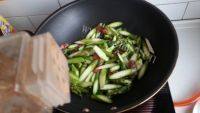 家常菜腊肠炒芦笋做法图解5)