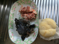 热腾腾的猴头菇乌鸡汤做法图解2)