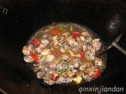 美味的姜葱炒文蛤做法图解3)
