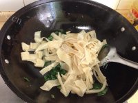 美味的豆角叶烩凉皮做法图解6)
