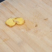 色泽鲜亮的排骨炖萝卜做法图解1)