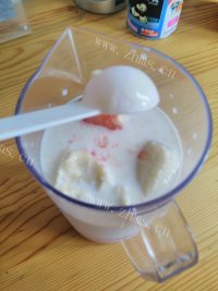 好吃的美味草莓奶昔做法图解3)