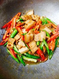 五味俱全的农家小炒肉做法图解6)