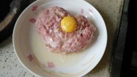 美味的韭菜肉包做法图解7)