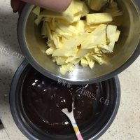 香甜的熔岩蛋糕做法图解5)