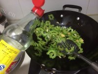 降火的清炒苦瓜片做法图解5)