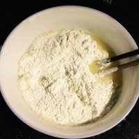 香气浓郁的韭菜煎饼做法图解4)