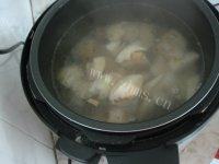 健康营养的莲藕排骨汤做法图解9)
