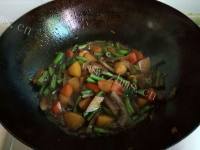 家常菜肉皮炖豆角做法图解7)