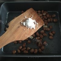 可口的蜂蜜酥花生做法图解6)