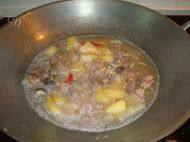 美味的土豆烧鸭肉做法图解12)
