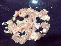 家常鸡腿肉炒草菇做法图解7)