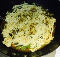 排骨豆角焖面做法图解7)